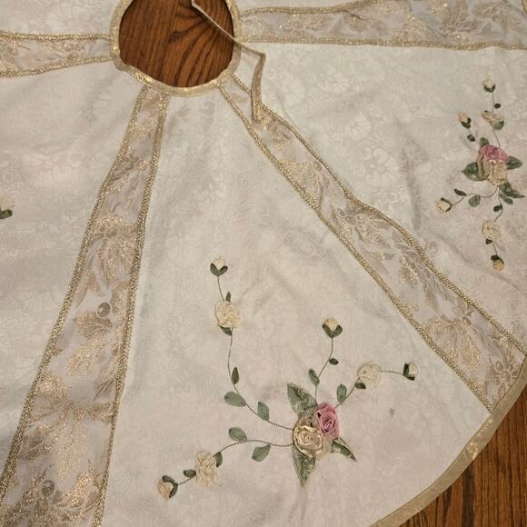Kurt Adler 48" Round Ivory Gold Trim Embroidered Flower Christmas Tree Skirt - Picture 3 of 5